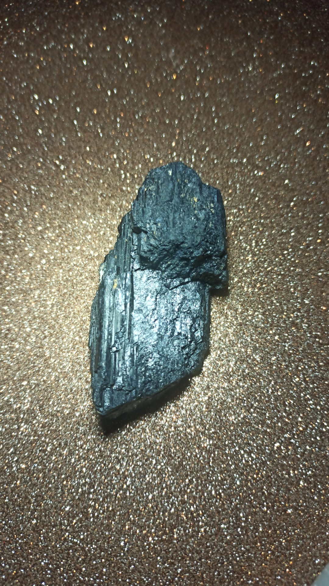 Pedra Turmalina negra em bruto